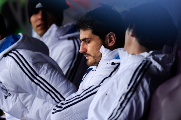 Mourinho đã gây ngạc nhiên cho tất cả bằng quyết định để đội trưởng Iker Casillas dự bị, trao suất bắt chính cho thủ thành Antonio Adan.